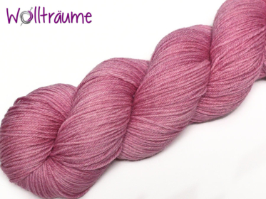 Molly High Twist Malvenblüte, Uni marmoriert, handgefärbte Wolle von wollträume
